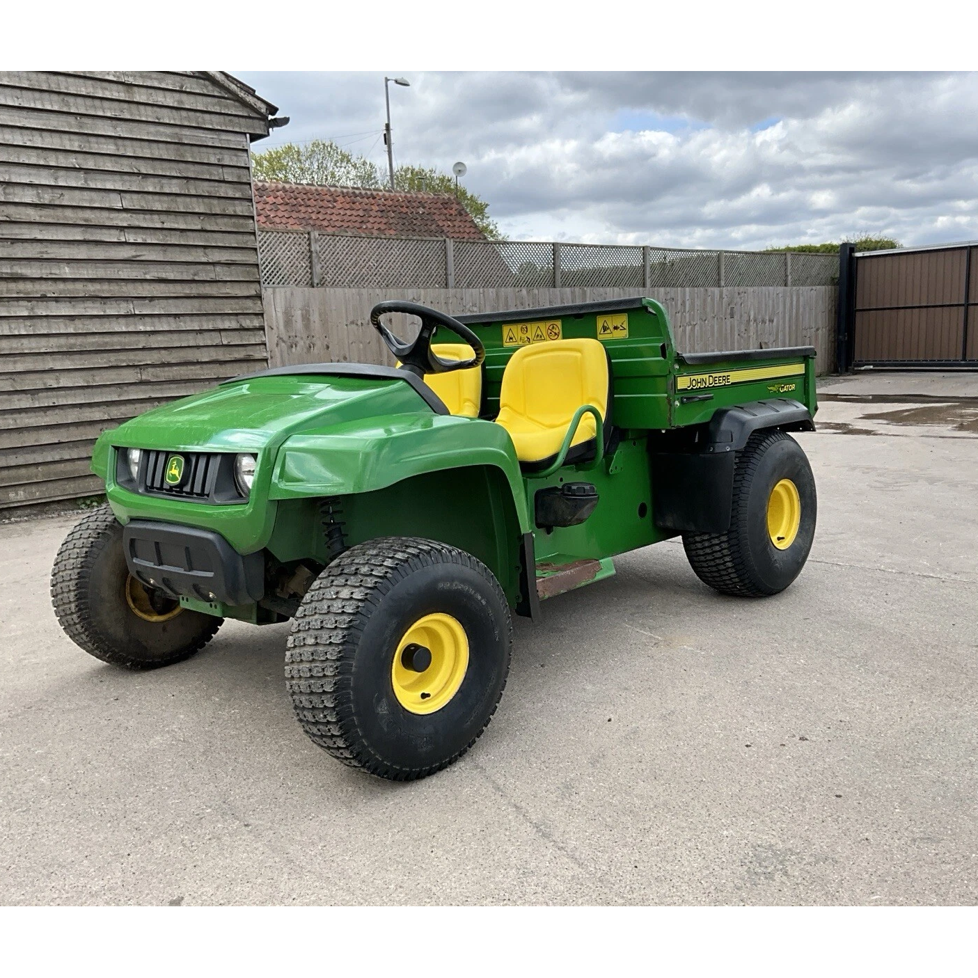 2019 JOHN DEERE 4X2 PETROL GATOR 1935 HRS